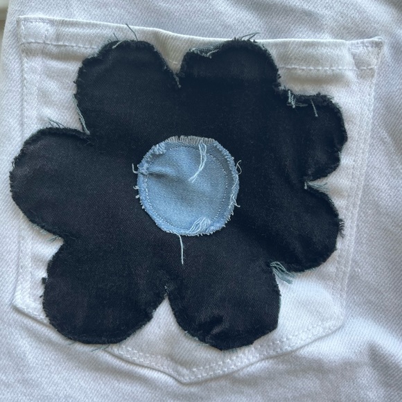 White jeans with denim patches in shape of flowers on them, size is women’s 9/29 - Picture 4 of 4